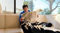 朝食を待つ間、新聞を読む赤井英和