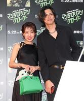 川崎希（左）、アレクサンダー夫妻＝１９日