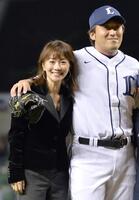 西武・石井一久（右）と木佐彩子夫人＝２０１３年