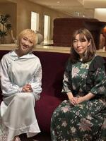 トークする紫吹淳（左）とテキスタイルデザイナーの西山景子さん