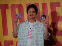 ＣＤの４分の１サイズのミニジュエルキーホルダーを手に笑顔を浮かべる中山優馬