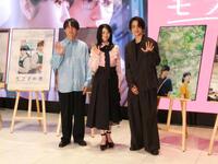 撮影に応じる（左から）風間太樹監督、桜田ひより、木戸大聖