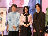 撮影に応じる（左から）風間太樹監督、桜田ひより、木戸大聖