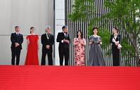 レッドカーペットに登場した（左から）河合勇人監督、南野陽子、宇崎竜童、西野七瀬、大地真央、真矢ミキ（撮影・開出牧）