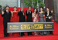 映画「免許返納！？」プレミアイベントを行った（左から）河合勇人監督、南野陽子、宇崎竜童、舘ひろし、西野七瀬、大地真央、真矢ミキ（撮影・開出牧）