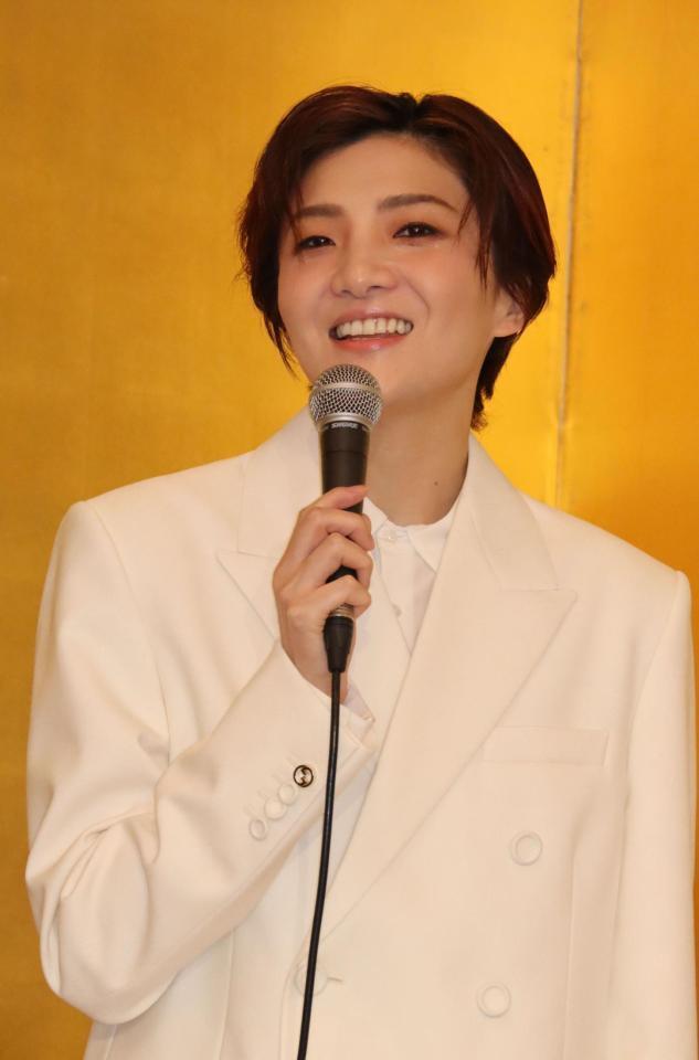 退団会見で笑顔を見せる月組トップスター鳳月杏