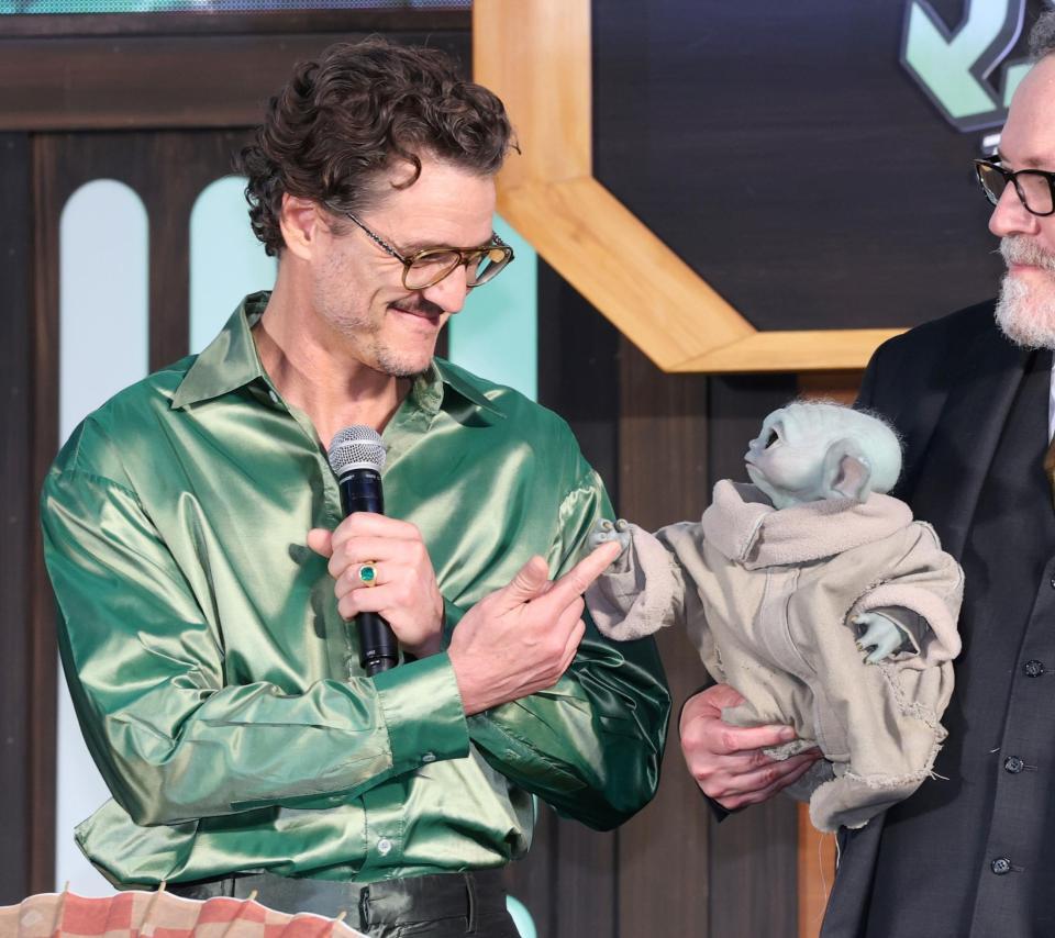 映画「スター・ウォーズ／マンダロリアン・アンド・グローグー」ジャパンプレミアでグローグー（右）と触れあうペドロ・パスカル（撮影・伊藤笙子）