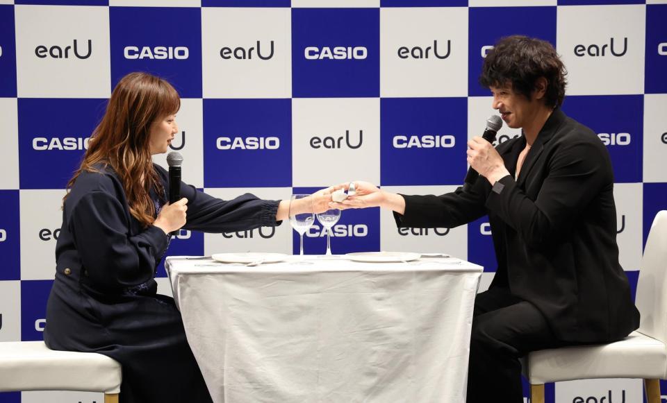 イベントに登場した庄司智春（右）と藤本美貴夫妻