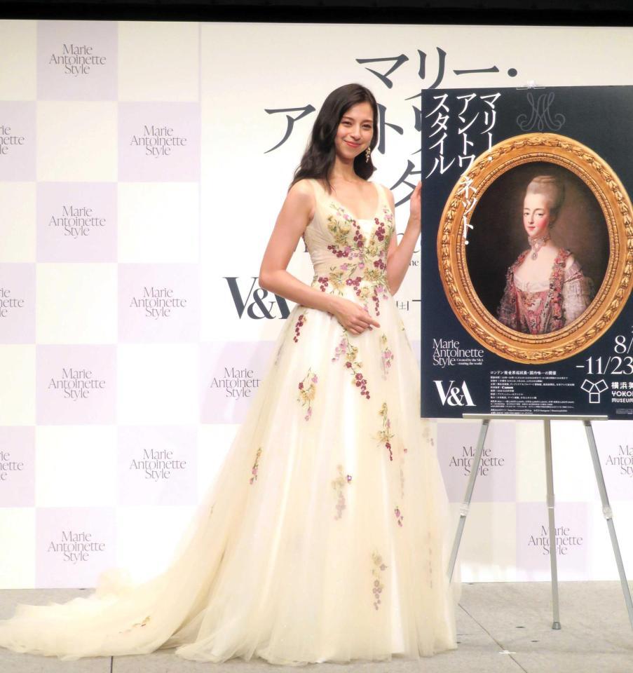お姫様のようなドレス姿で登場した中条あやみ