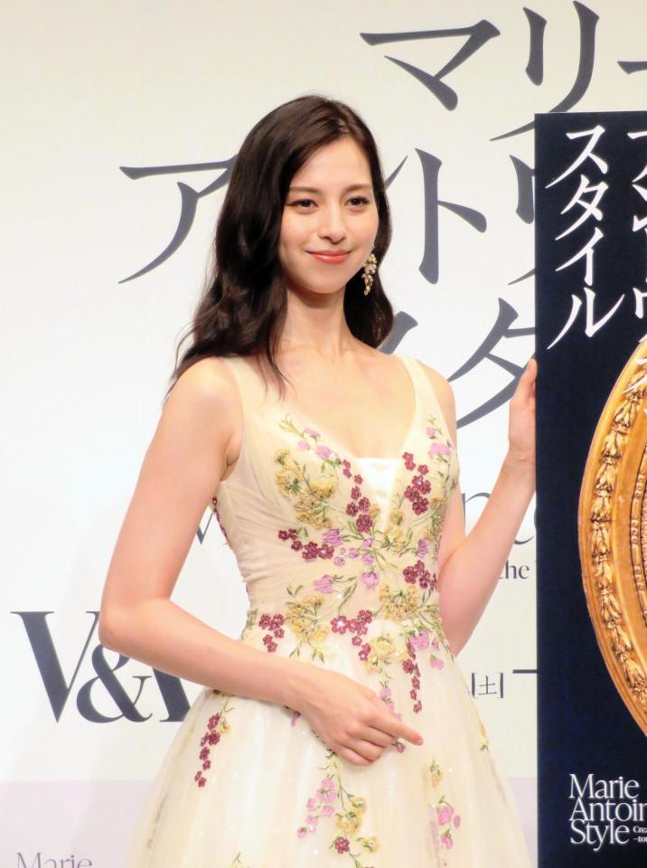 お姫様のようなドレス姿で登場した中条あやみ