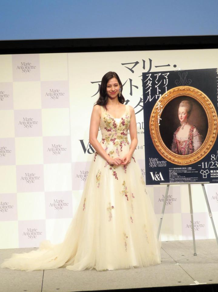 お姫様のようなドレス姿で登場した中条あやみ