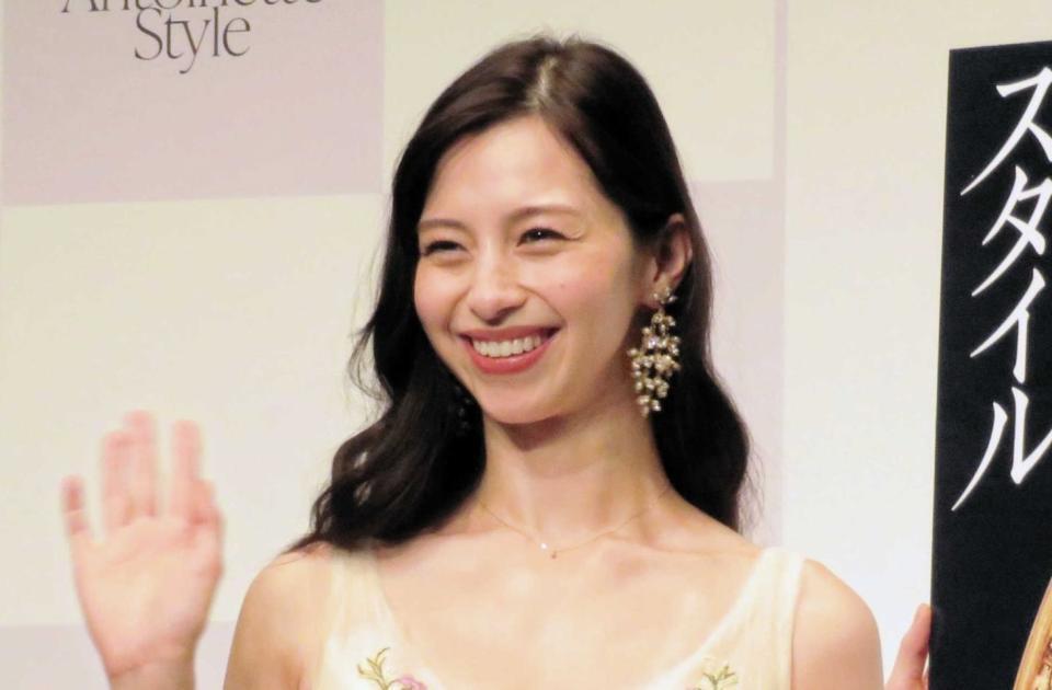 お姫様のようなドレス姿で登場した中条あやみ