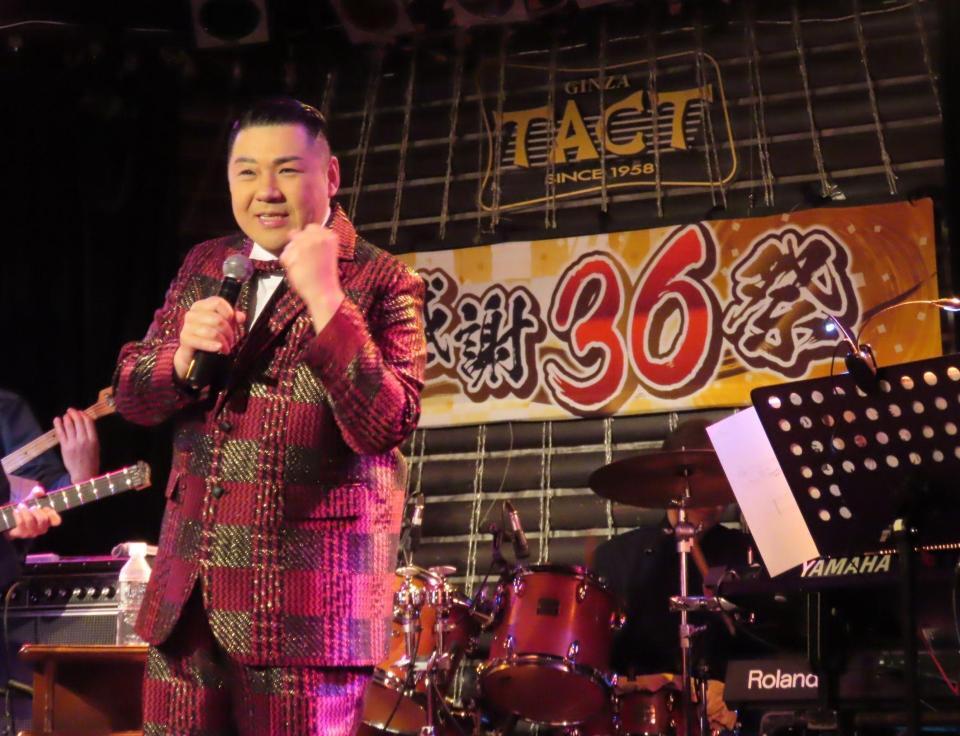 新曲発表会で熱唱する大江裕