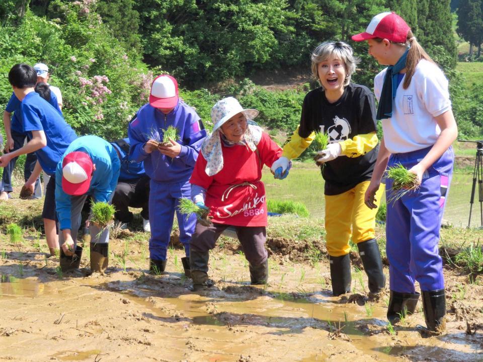 田植えを行った小林幸子（右から２人目）　