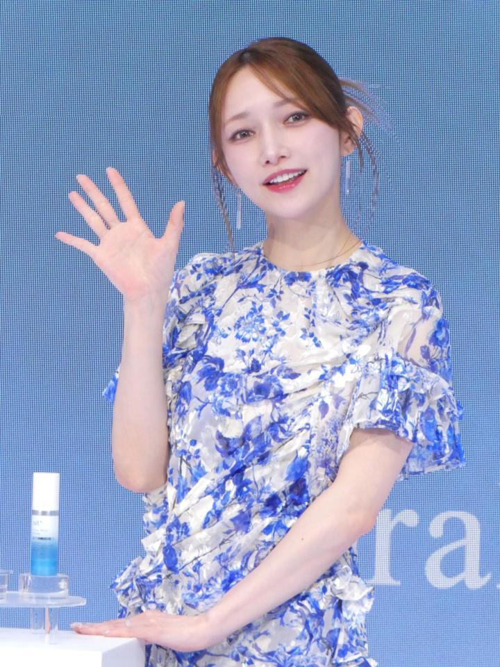 撮影に応じる後藤真希