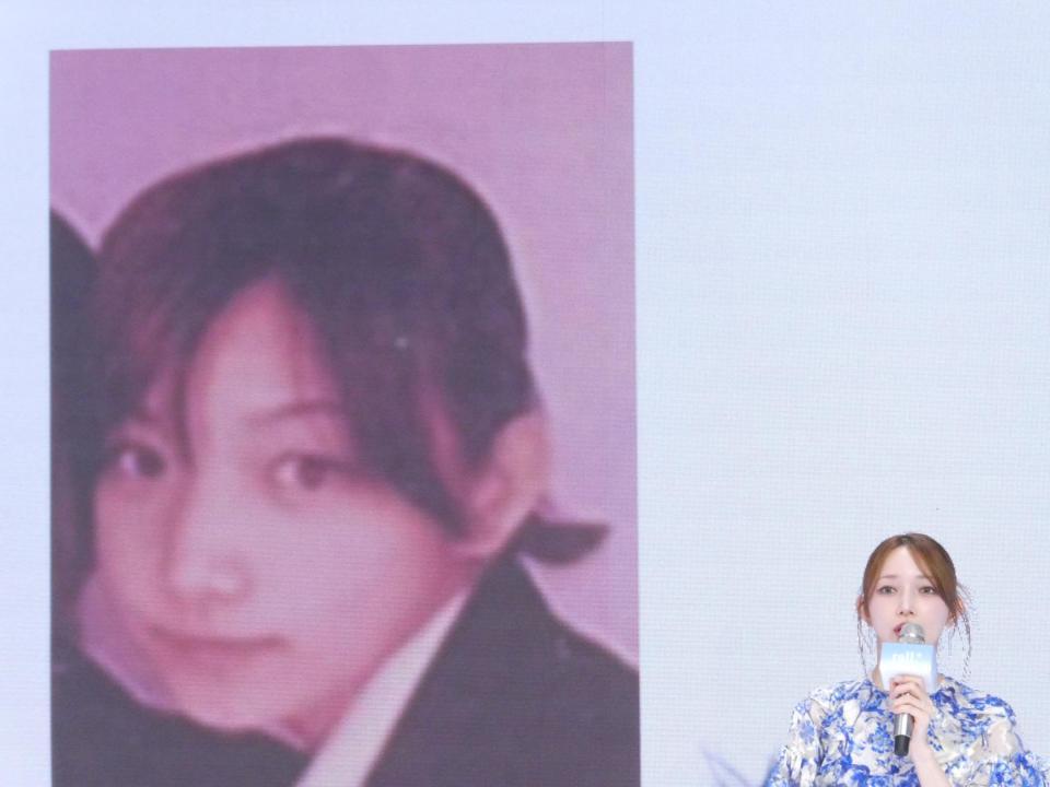 １３歳時の写真について話す後藤真希