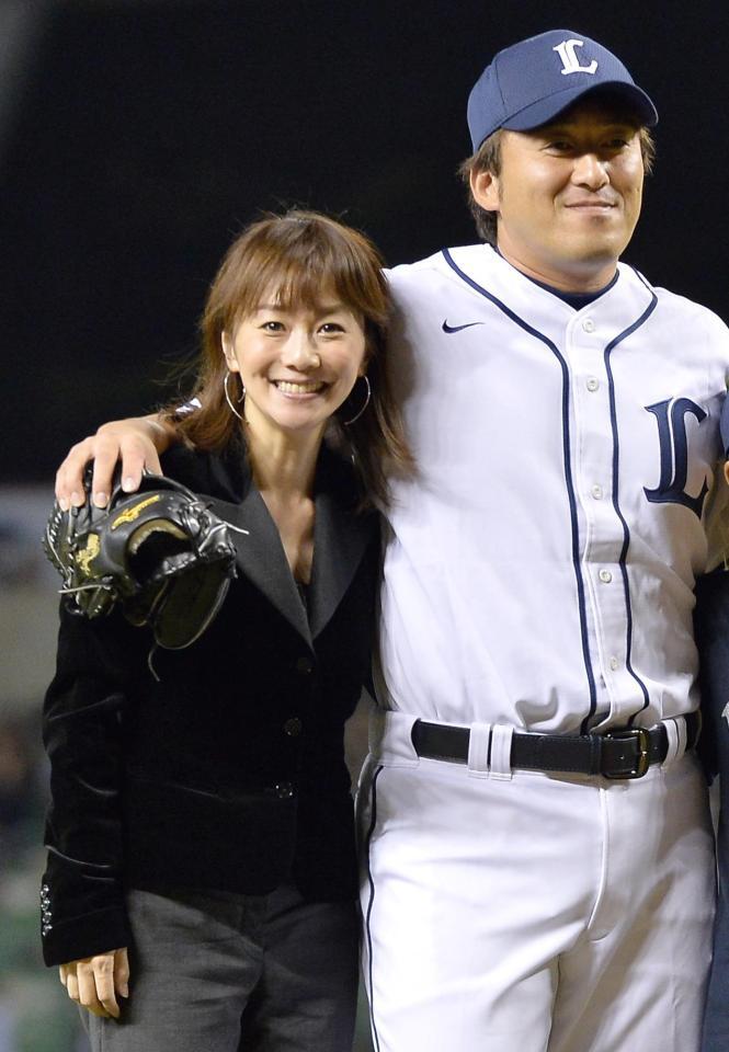 西武・石井一久（右）と木佐彩子夫人＝２０１３年