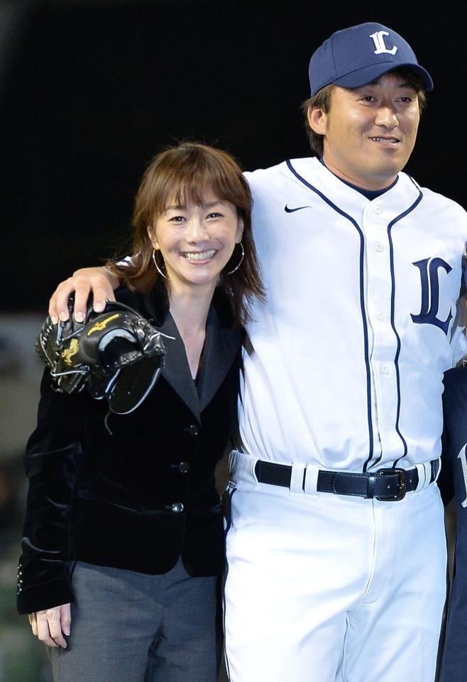 西武・石井一久（右）と木佐彩子夫人＝２０１３年