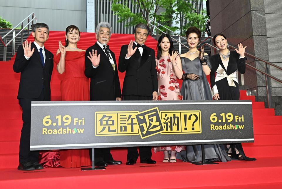 プレミアイベントを行った（左から）河合勇人監督、南野陽子、宇崎竜童、舘ひろし、西野七瀬、大地真央、真矢ミキ（撮影・開出牧）