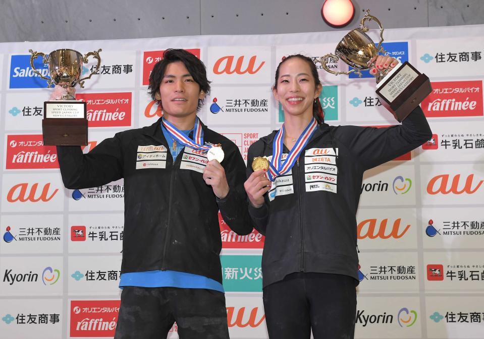 ２０２１年、優勝をカップとメダルを手に記念写真に納まる楢崎智亜（左）と野口啓代