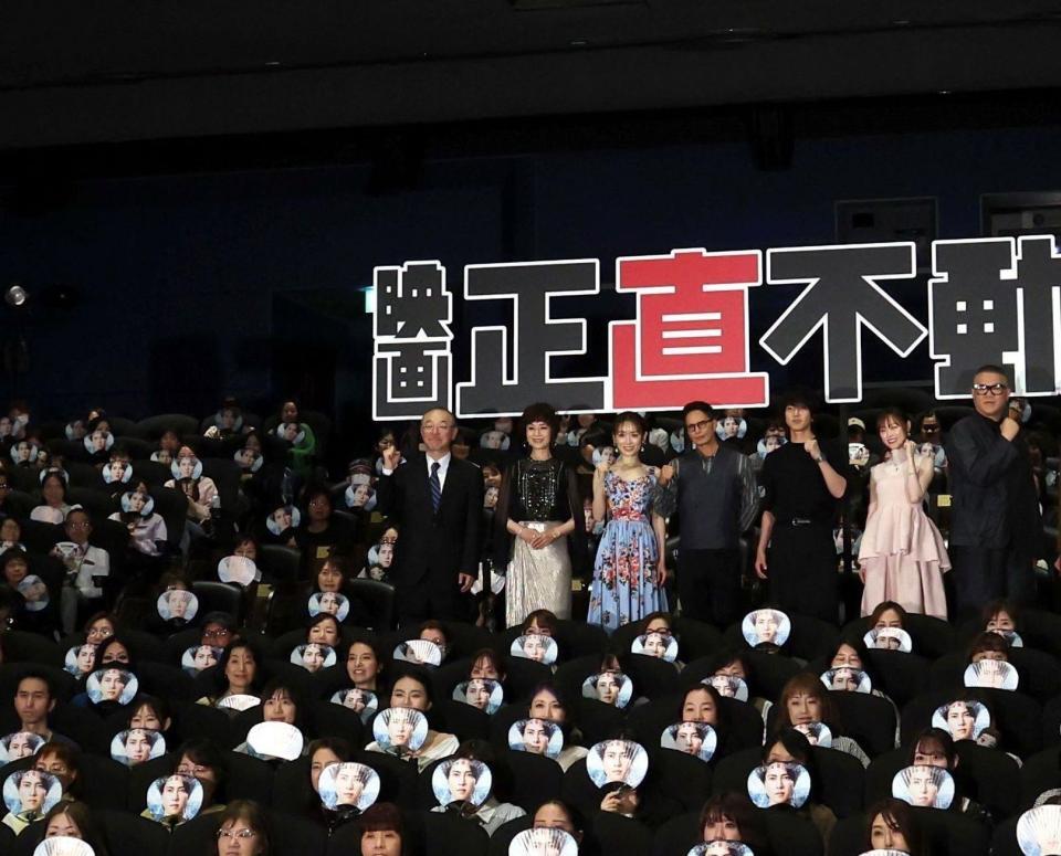 映画「正直不動産」初日舞台あいさつに登壇した山下智久ら＝５月１５日