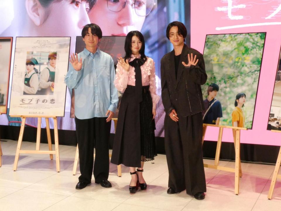 撮影に応じる（左から）風間太樹監督、桜田ひより、木戸大聖
