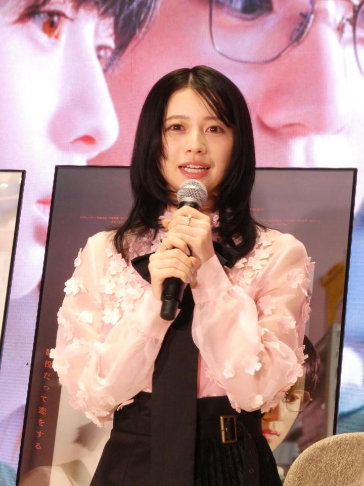 トークする桜田ひより