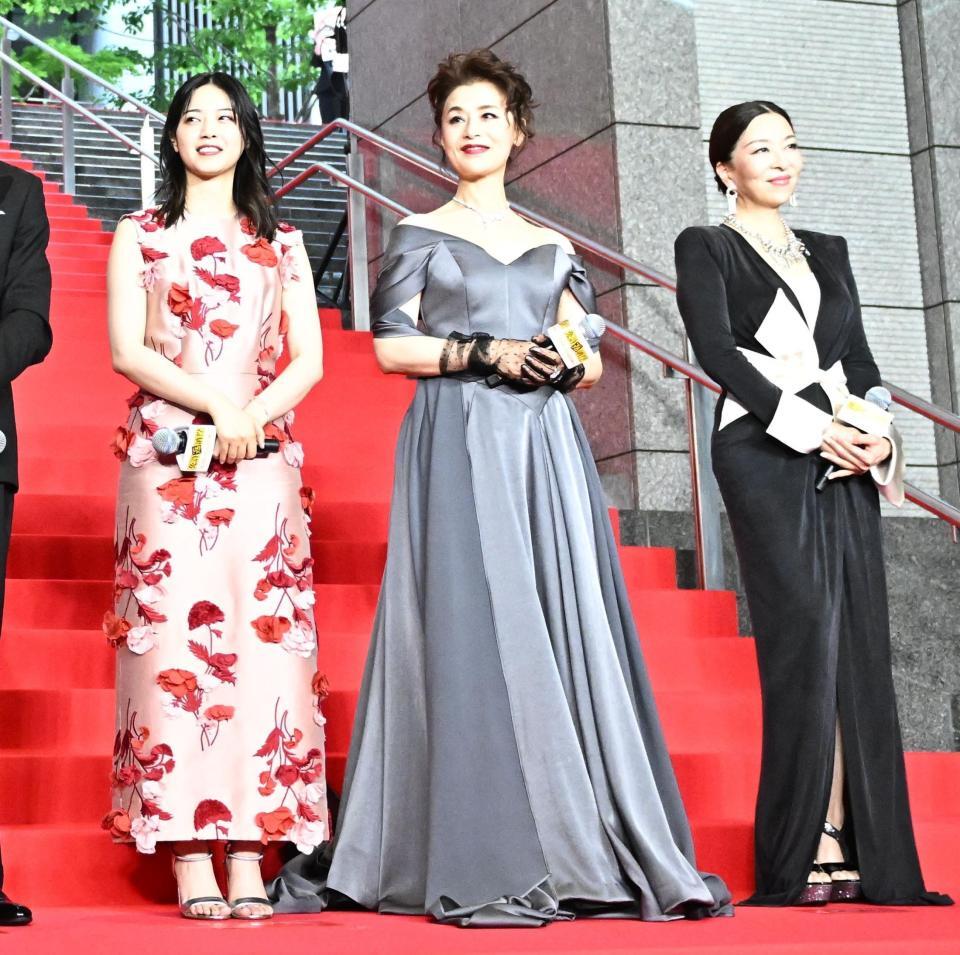 華やかなドレス姿で登場した（左から）西野七瀬、大地真央、真矢ミキ（撮影・開出牧）