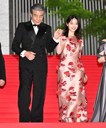 レッドカーペットで舘ひろし（左）にエスコートされる西野七瀬＝東京・京橋エドグラン（撮影・開出牧）
