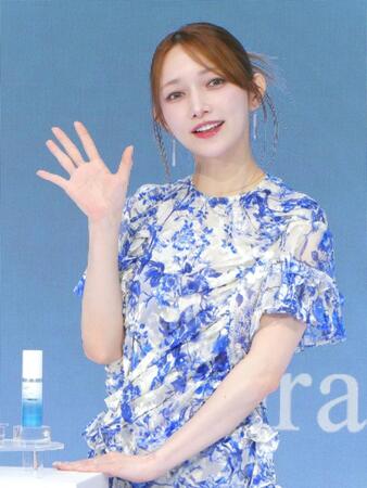 手を振る後藤真希