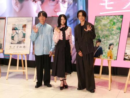 撮影に応じる（左から）風間太樹監督、桜田ひより、木戸大聖