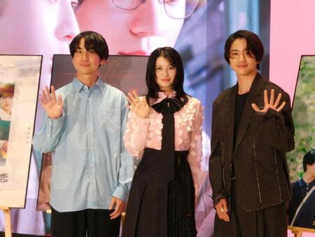 撮影に応じる（左から）風間太樹監督、桜田ひより、木戸大聖