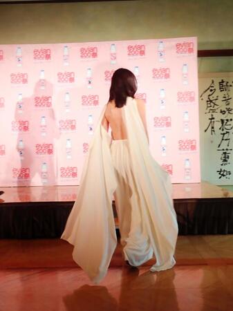 エビアン２００周年・新ボトルメディア発表会に水の精をイメージしたドレスで出席した中谷美紀