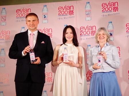 エビアン２００周年・新ボトルメディア発表会に出席した中谷美紀（中）。右はベアトリス・ル・フラペール・デュ・エレン駐日フランス大使、左はダノン日本・ＡＰＡＣゾーンディレクターのコンラッド・コワリク氏