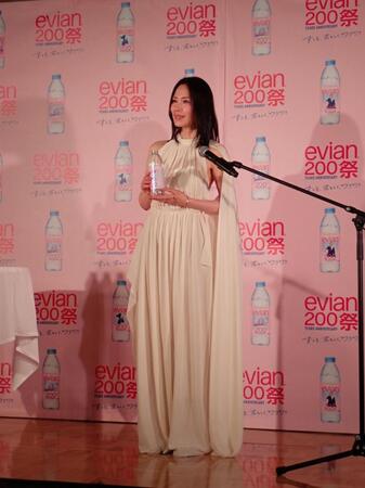 エビアン２００周年・新ボトルメディア発表会に水の精をイメージしたドレスで出席した中谷美紀