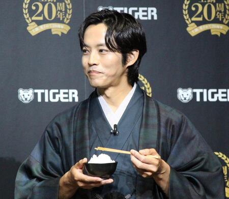 炊きたてのご飯を食べる松坂桃李
