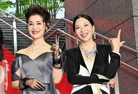 レッドカーペットにそろい踏みとなった真矢ミキ（右）と大地真央＝２０日