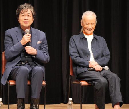 笑顔でトークする中村雅俊（左）と秋野太作