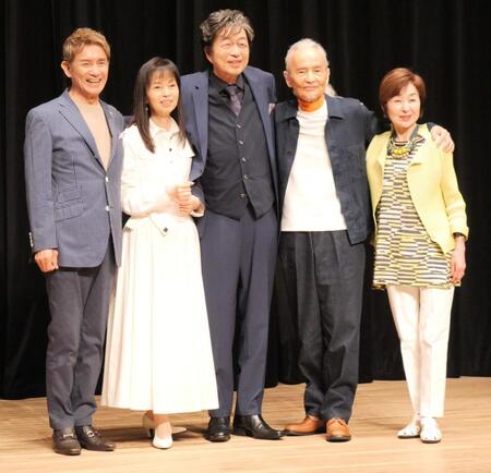 報道陣からの要望もあって仲良く肩を組む（左から）田中健、岡田奈々、中村雅俊、秋野太作、上村香子