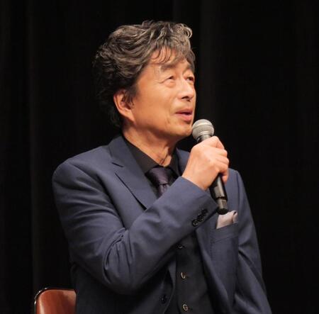 秋野太作からの気遣いに笑みを浮かべる中村雅俊