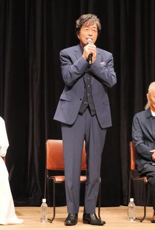 報道陣へあいさつする中村雅俊