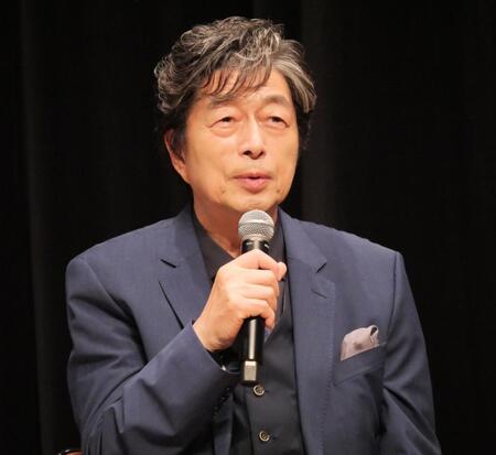 報道陣からの質問に丁寧に答える中村雅俊