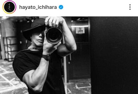 カメラを構えただけでこの筋肉！市原隼人のインスタグラム＠ｈａｙａｔｏ＿ｉｃｈｉｈａｒａ（２５年１１月２９日付）より
