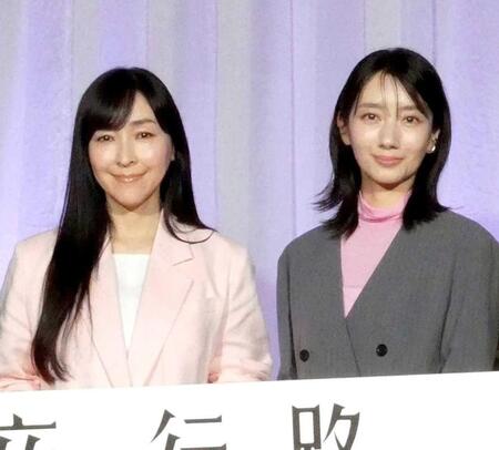 「月夜行路」でＷ主演する麻生久美子（左）と波瑠