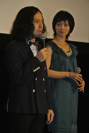 舞台あいさつに登壇する又吉直樹（左）と遠藤久美子（２０１３年３月撮影）