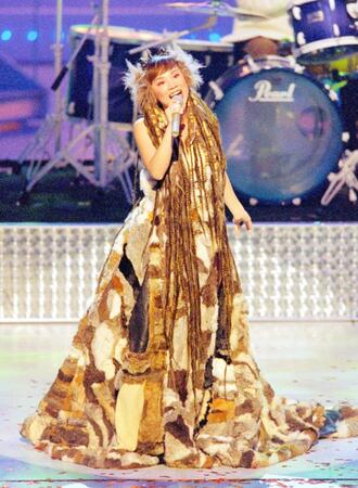 ＮＨＫ紅白歌合戦で「散歩道」を歌うＪＵＤＹ　ＡＮＤ　ＭＡＲＹのＹＵＫＩ＝１９９８年