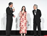 舞台あいさつを盛り上げる（左から）舘ひろし、西野七瀬、宇崎竜童（撮影・開出牧）