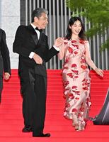 西野七瀬（右）をエスコートする舘ひろし（撮影・開出牧）