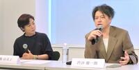 会見する有働由美子（左）と渋谷慶一郎氏