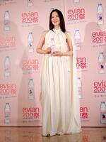 エビアン２００周年・新ボトルメディア発表会に水の精をイメージしたドレスで出席した中谷美紀